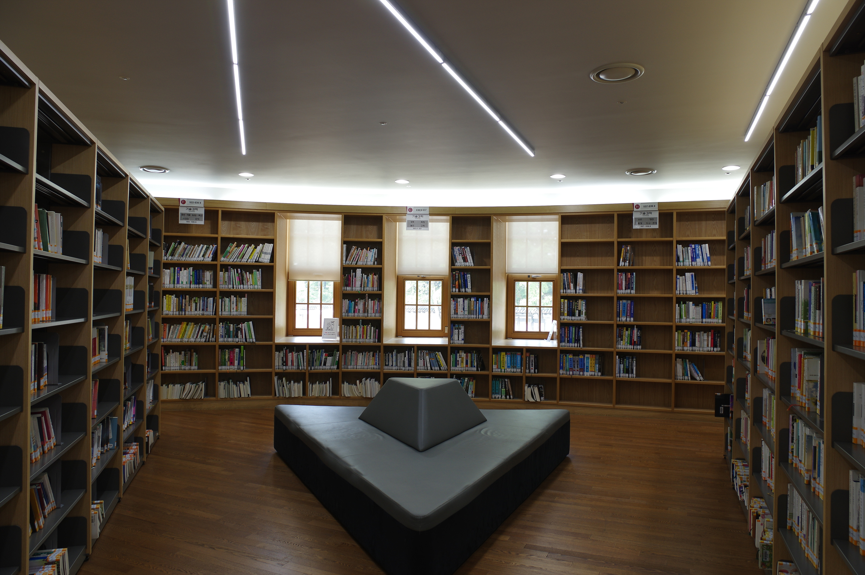 library bookshelf1 